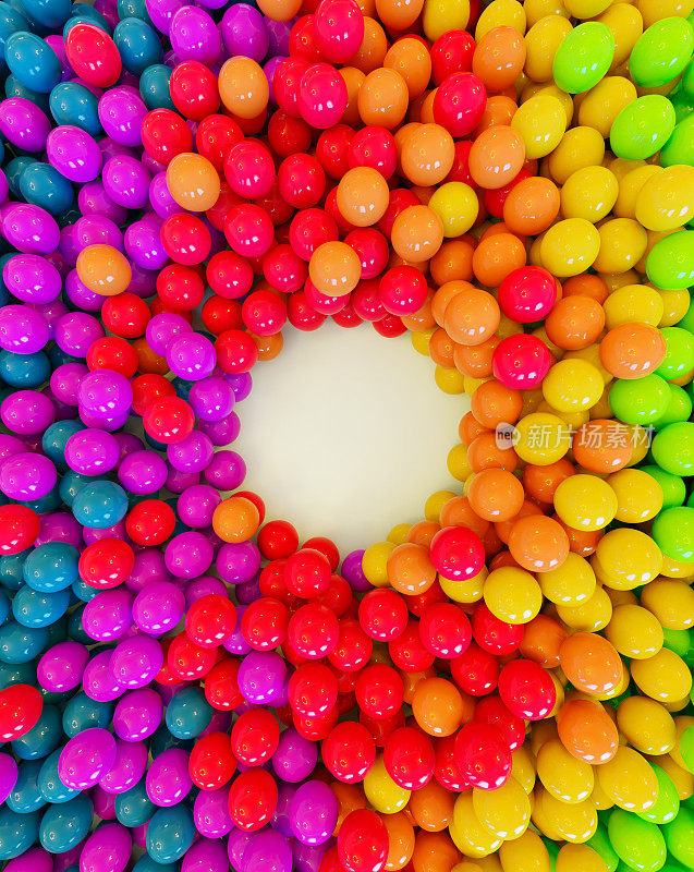 彩虹色的球合并形成一个有洞的闪闪发光的堆