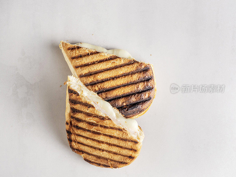 烤三明治。帕尼尼三明治。烤奶酪火腿三明治。土耳其传统的火腿吐司三明治。烤面包配奶酪和火腿。