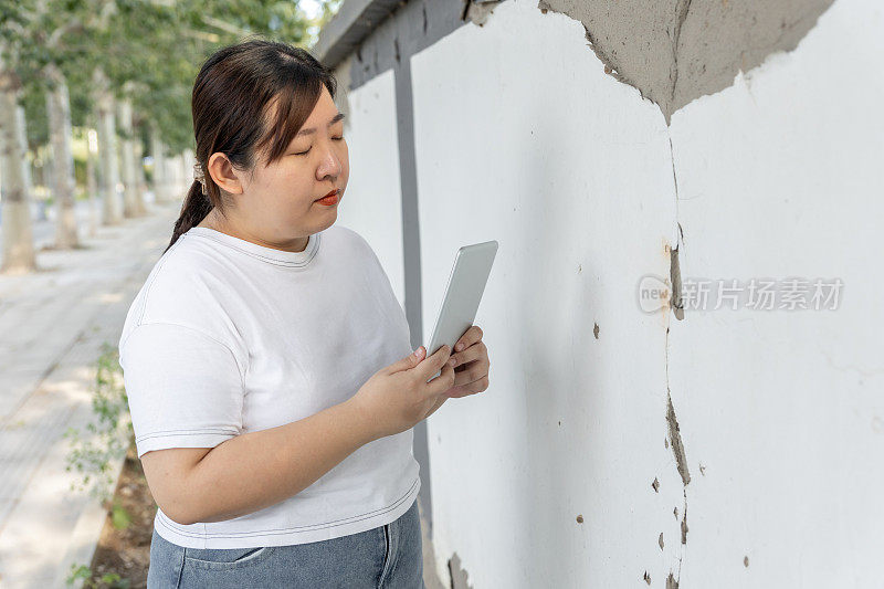 房地产估价。妇女看房