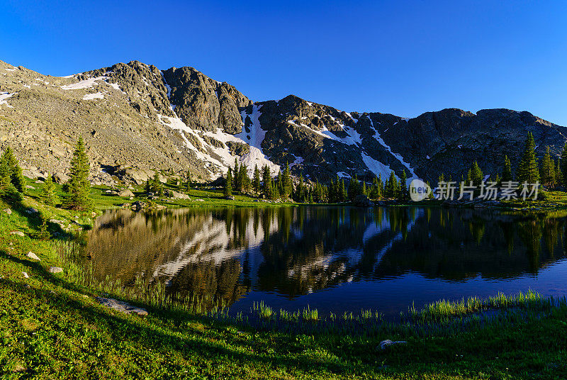 山湖倒影夏日荒野景观景区