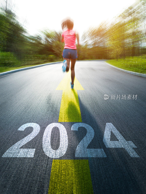 年轻的亚洲女子在公园慢跑，街道号码是2024，地上有黄色箭头标志