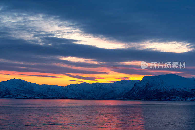 冬天从韦斯特拉伦岛群岛俯瞰维斯特峡湾全景的日落