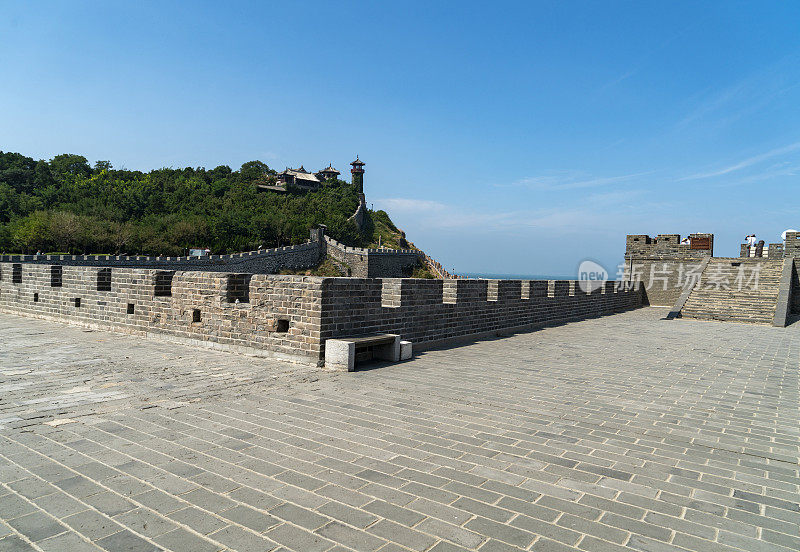 海上的古城墙和山上的瞭望塔，烟台的蓬莱阁