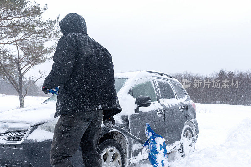 在暴风雪中挖出一辆车