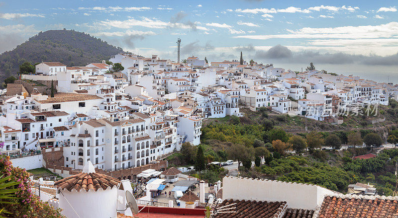 俯瞰西班牙安达卢西亚最美丽的村庄弗里吉利亚纳