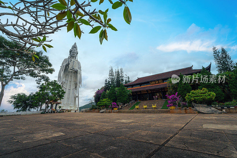 临安塔鸟瞰图，大叻市，林同省，越南。在大象瀑布附近有一座白色的71米高的雕像