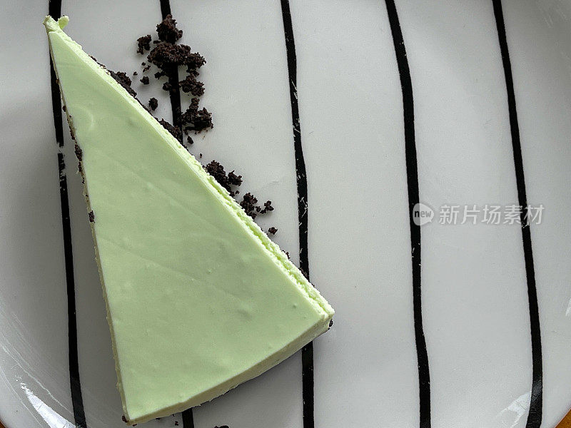 陶瓷盘子上的绿茶抹茶芝士蛋糕片