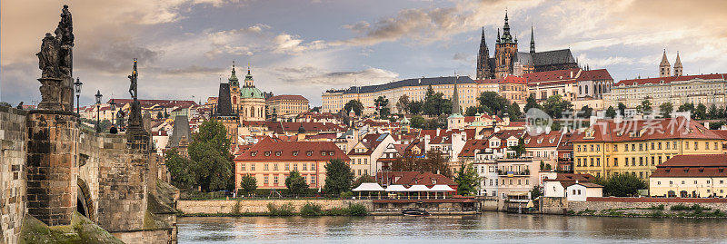 布拉格——捷克共和国伏尔塔瓦河上的查理大桥和城堡全景