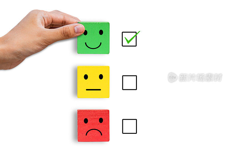 绿色，黄色和红色木块上的牵手表情符号，消费者通过评价商业成功来展示满意度评级概念。服务、产品和客户参与。