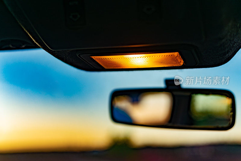 车内后视镜的灯光在夜空的映衬下亮了起来