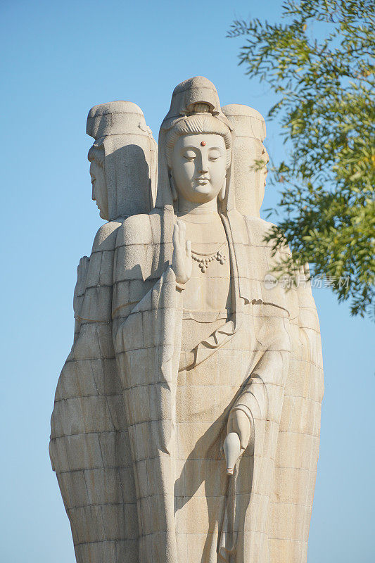 天津滨海新区朝音寺前的三尊观音像