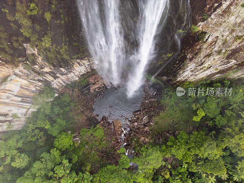 澳大利亚Minyon瀑布的亚热带雨林和峡谷