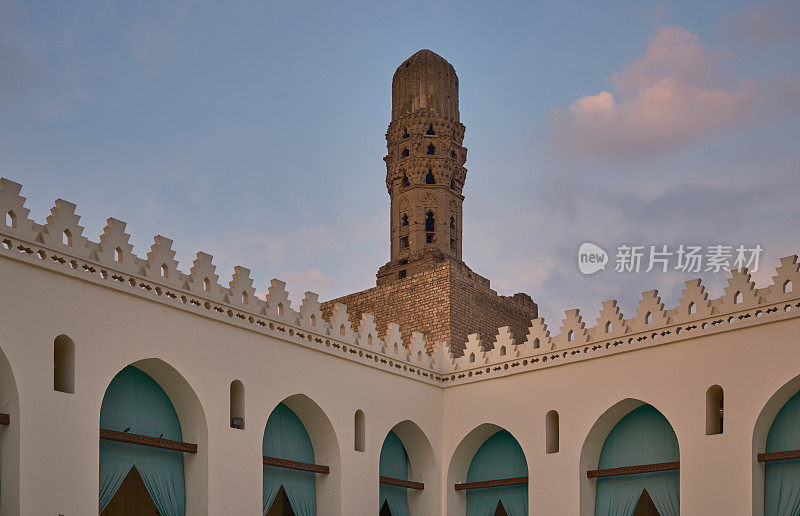 哈基姆清真寺，绰号安瓦尔，是埃及开罗的一座历史悠久的清真寺。