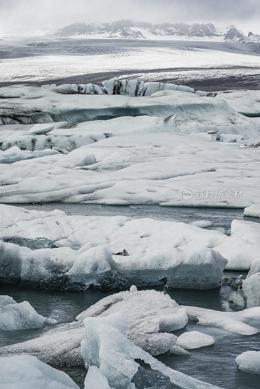 冰山漂浮在冰岛的Jokulsalon冰川泻湖