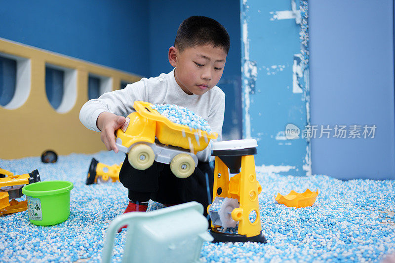小男孩在玩玩具车