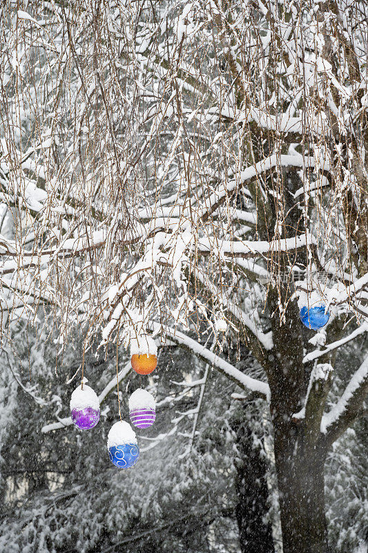 雪中树上的节日装饰品