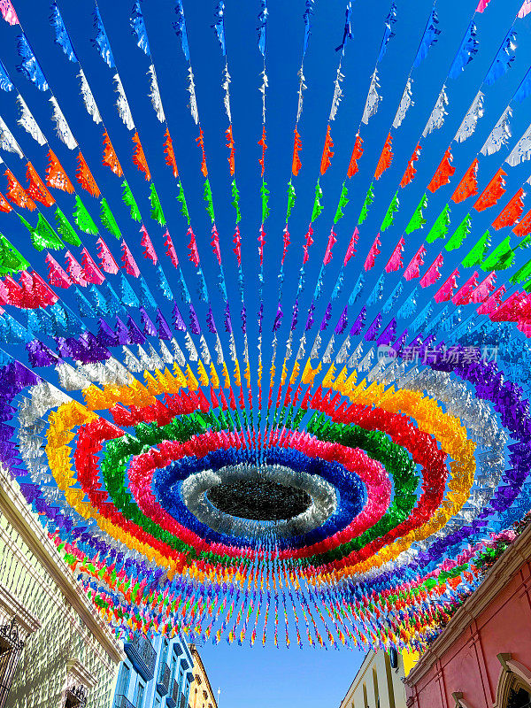 墨西哥瓦哈卡:用Picado纸装饰的彩色街道