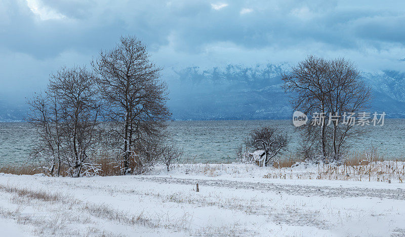 奥赫里德湖在雪