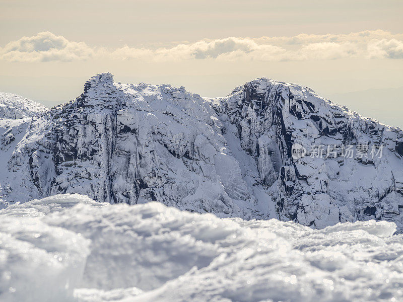 冬季高山白雪皑皑的冬季景观