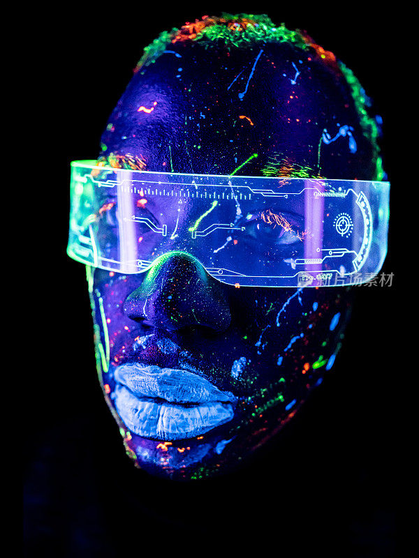 一个男人的肖像，涂上了紫外线的荧光色，戴着赛博眼镜