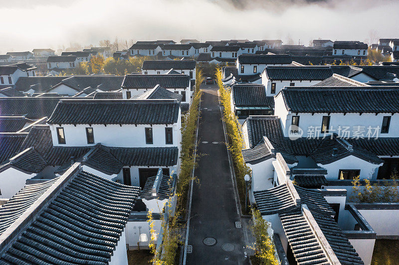 中国云南的中式别墅住宅鸟瞰图。