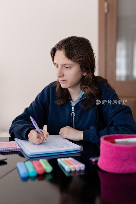 坐在办公桌前用笔记本电脑工作的Z世代年轻女孩