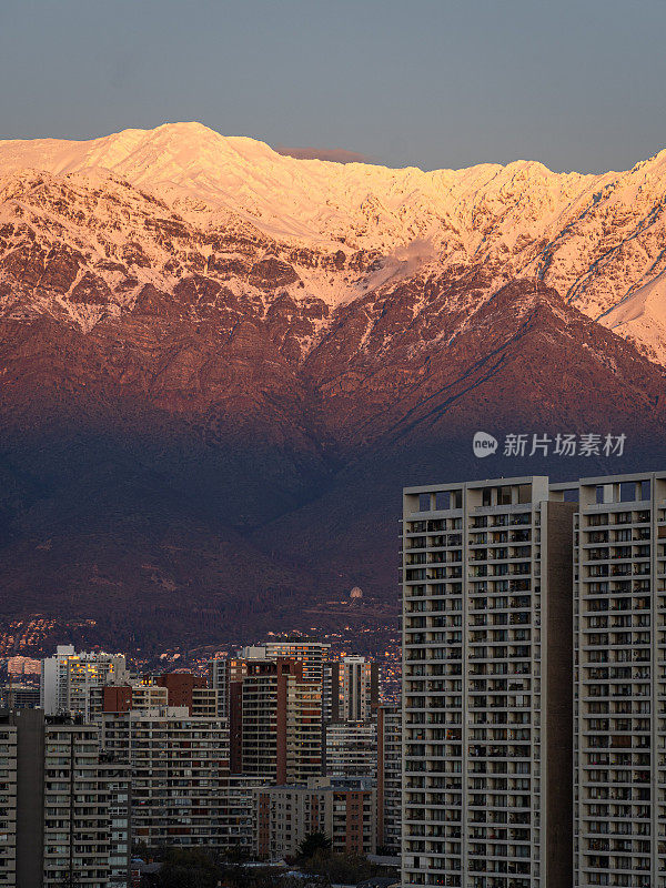 在智利圣地亚哥，白雪皑皑的安第斯山脉为背景