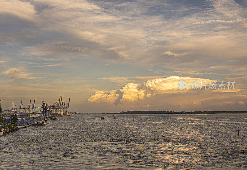 美国佛罗里达州迈阿密，落日映照下的弗吉尼亚湾的港口和云层