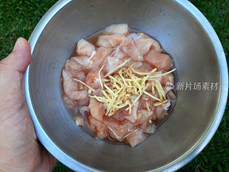 炒菜炒鸡和姜丝――食物准备。