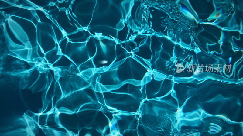 动画透明干净的蓝色游泳池水面与波浪和阳光闪闪发光。水的背景光反射，池底，移动液体塑料光滑。8k壁纸4k屏保。