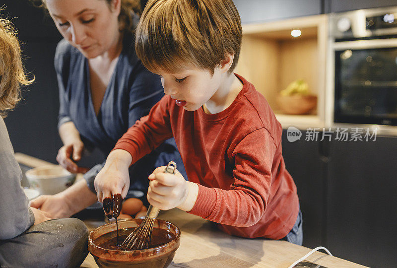 小孩子和妈妈在家一起烤面包