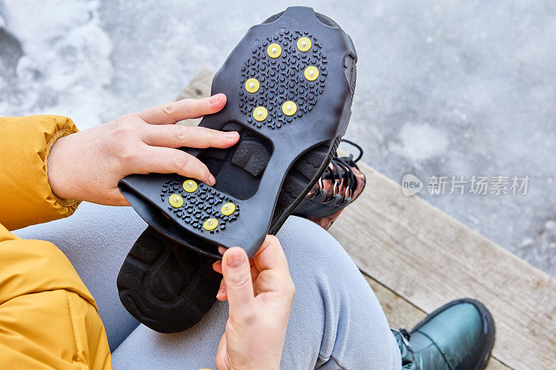 耐用的套鞋与地面夹紧钢螺柱，防滑螺柱，可以提供牵引力在冰上和雪地的鞋类。