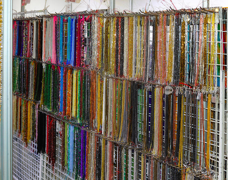 项链店与许多股彩色珍珠项链在服装珠宝店