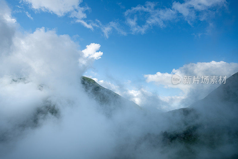 雄伟的云层覆盖着高加索山脉