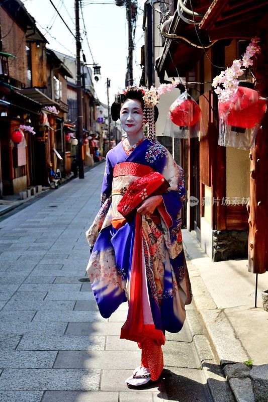 穿着舞子服装的日本女人走在京都祗园街