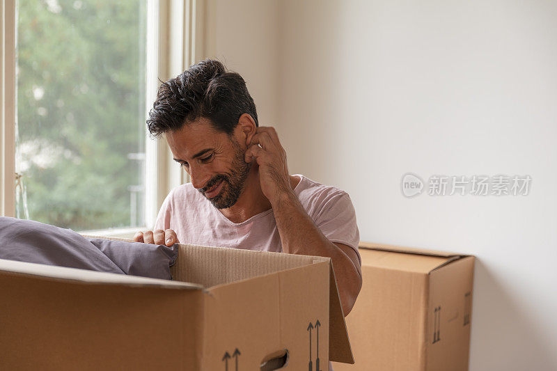 一个正要搬进新家的男人