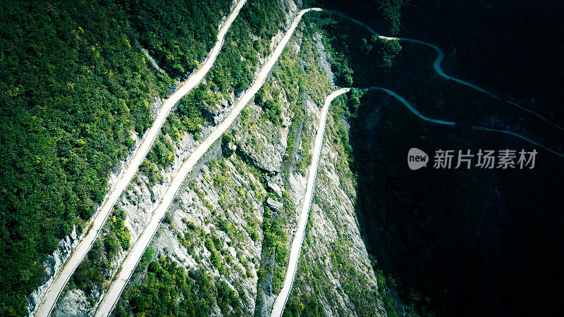 鸟瞰图山上蜿蜒的道路