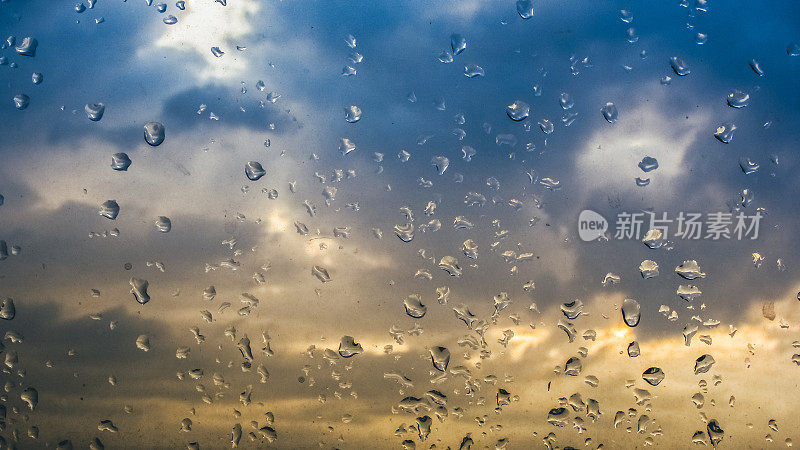 小雨打在窗口