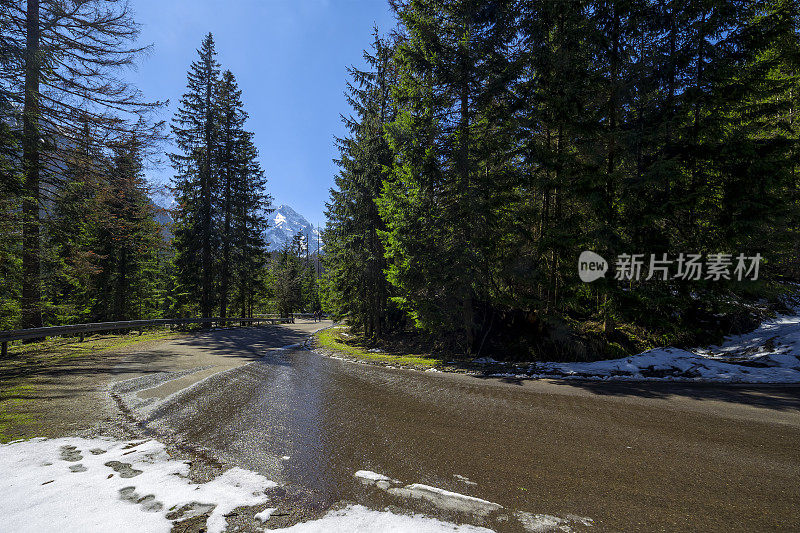 波兰塔特拉山脉，通往摩尔斯基奥科湖的道路