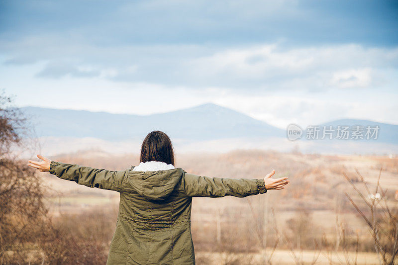 女人在大自然中张开双手