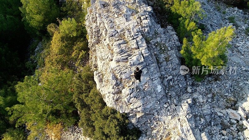 到达山顶的登山者