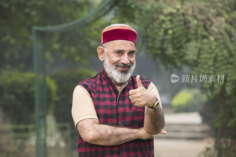 喜马偕尔邦的人民:高级男子竖起大拇指-股票图片