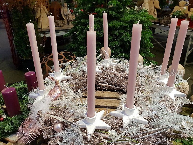 圣诞花环，蜡烛，花卉装饰