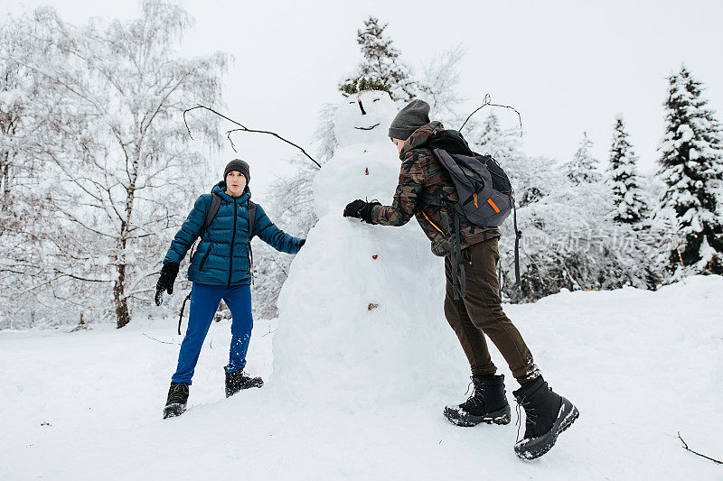 孩子们堆雪人