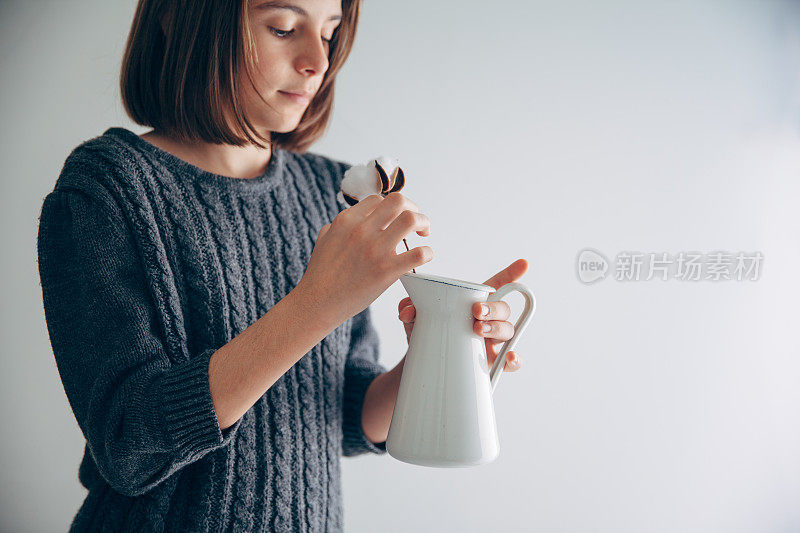 举着花的女孩的肖像