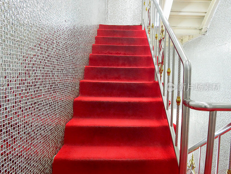 红地毯配墙和楼梯设计。