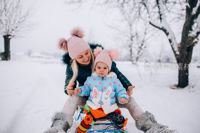 妈妈和宝宝享受雪橇之旅