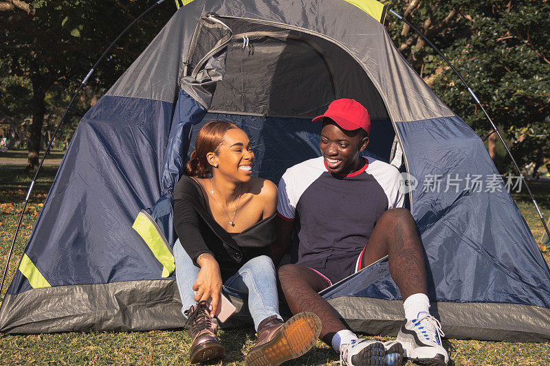 在3号帐篷里大笑的年轻夫妇