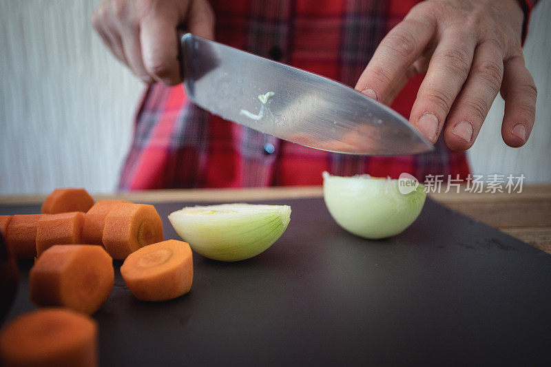 在家做饭，准备蔬菜汤，切蔬菜，特写