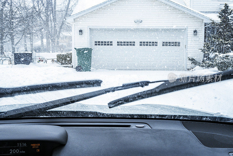 进入郊区车道在冬季暴风雪暴风雪